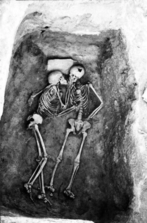 Tình yêu vĩnh cửu qua bức ảnh nụ hôn 2.800 năm khiến nhiều người xúc động - ảnh 1