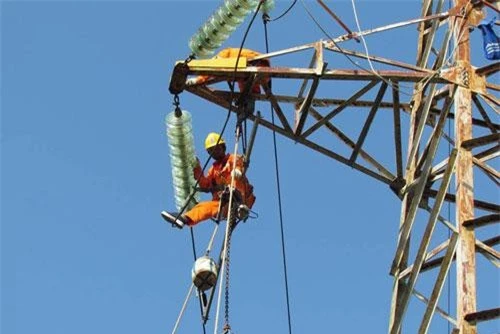  Người công nhân ngành điện phải căng mình làm việc trong điều kiện thời tiết khắc nghiệt để quản lý, vận hành an toàn hệ thống điện. Ảnh: VGP/Toàn Thắng