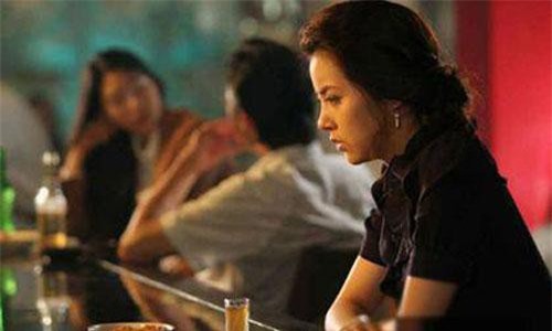 Gục ngã khi phát hiện kế hoạch phản bội vợ của gã chồng dối trá