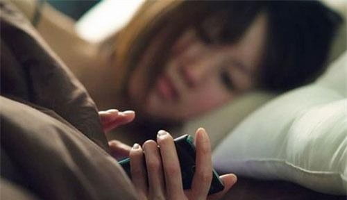 Lục lọi điện thoại của chồng, người vợ tự tay tìm bồ cho chồng mà không biết