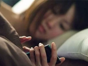 Lục lọi điện thoại của chồng, người vợ tự tay tìm bồ cho chồng mà không biết