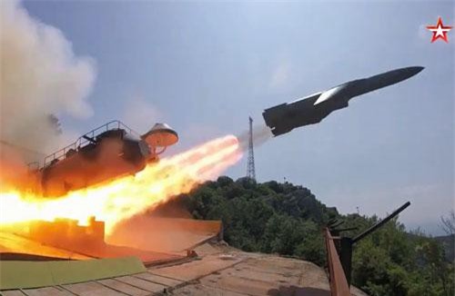 Clip: Tàu khu trục Nga bắn trúng tên lửa trong tập trận hải quân ở Crimea