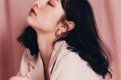 Con gái khi say có nên gọi điện cho người yêu cũ?