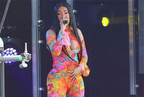 Cardi B khoe ngực bốc lửa với trang phục màu sắc