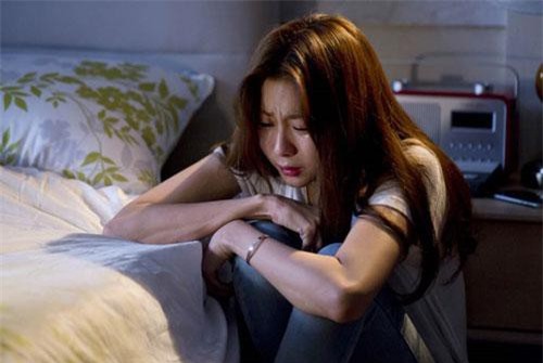 Được mẹ bạn trai tặng quà ngay lần đầu tiên về chơi, em lo đến phát ốm khi mở ra xem