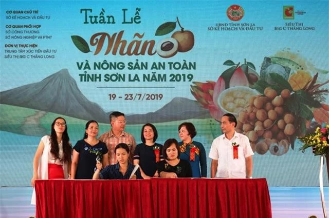 1 Đại diện Big C (bên phải) ký kết thỏa thuận hợp tác thu mua nông sản trực tiếp với Hợp tác xã của tỉnh Sơn La