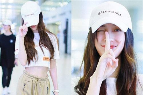 Không thể thua Dương Mịch, Angela Baby lần đầu diện croptop tại sân bay, chính thức nhảy vào cuộc đua khoe eo thon