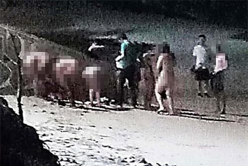 Clip: Nhóm khách Tây bị phạt tiền vì tắm biển khỏa thân