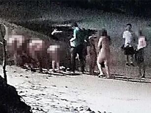 Clip: Nhóm khách Tây bị phạt tiền vì tắm biển khỏa thân