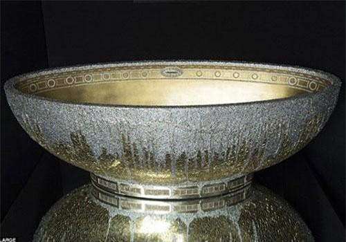 Chiêm ngưỡng bồn tắm dát vàng, đính 250 viên pha lê giá hơn 2,5 tỉ đồng