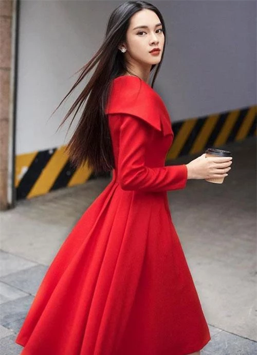 Lương Thị Mai Quỳnh (sinh năm 1995) được biết tới là một người mẫu lookbook được các shop thời trang Hà thành ưa chuộng.