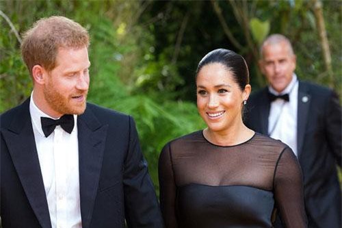Meghan Markle lại gây thù chuốc oán với các nhân viên trong cung điện hoàng gia, khiến nhiều người khó chịu