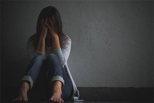 Nửa đêm nghe tiếng róc rách trong nhà tắm, nghĩ mẹ chồng quên khóa vòi nước, tôi hùng hổ bước vào và sững sờ trước bóng lưng của bà