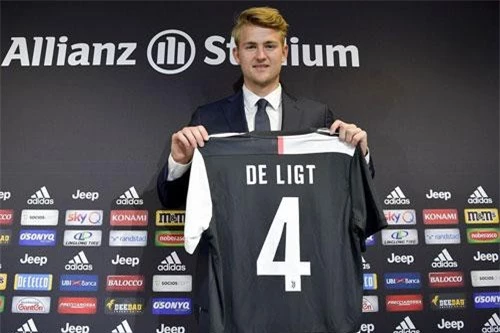 3. Matthijs de Ligt (Ajax Amsterdam qua Juventus, 67,8 triệu bảng).