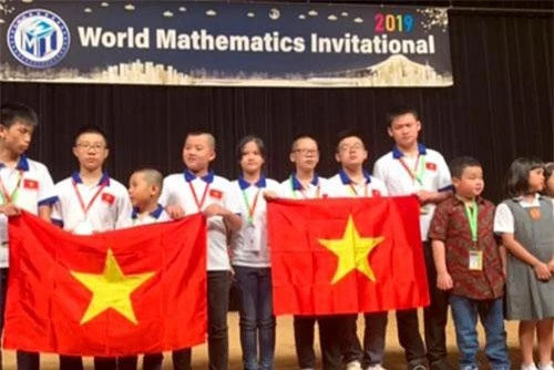 Học sinh Việt Nam và các nước lên nhận giải.