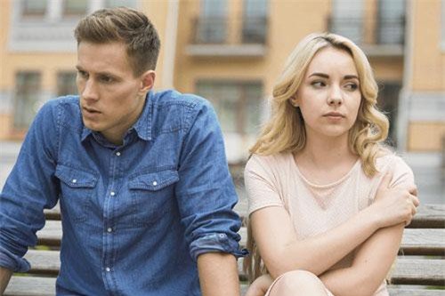 Sợ vợ "yếu lòng" trong thời gian hôn nhân đang "trục trặc"