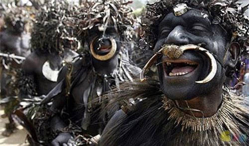 Rùng mình nơi nam giới uống tinh trùng như nước để trưởng thành