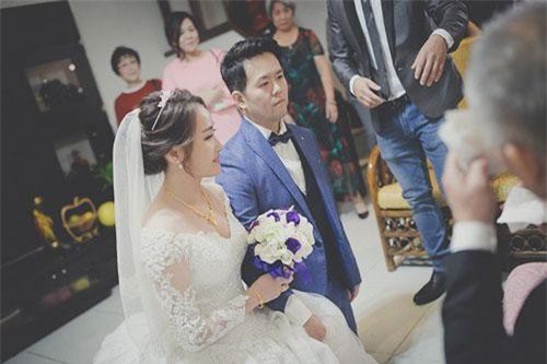 Giữa đám cưới bị đồng nghiệp mỉa là "thằng đổ vỏ", vậy mà chú rể vẫn cười tươi, đáp lại một câu khiến cả hội hôn đều choáng váng