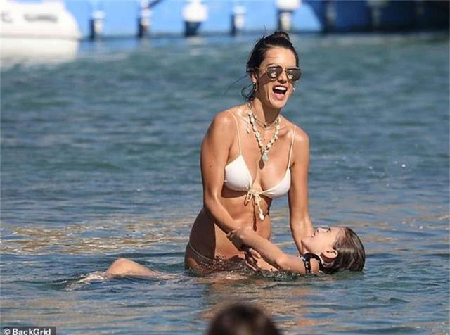 Alessandra Ambrosio trẻ trung và lôi cuốn - 13