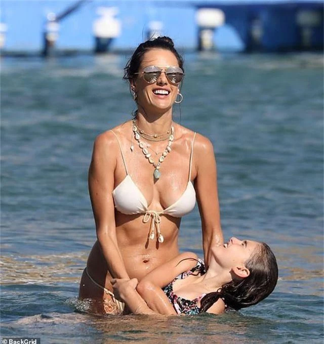 Alessandra Ambrosio trẻ trung và lôi cuốn - 7