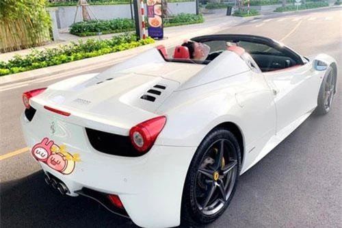 Vừa qua, hình ảnh chiếc siêu xe Ferrari 458 Spider mang biển "tứ quý" 8 của nước Lào xuất hiện tại thành phố Vinh, tỉnh Nghệ An đã gây bất ngờ lớn cho giới mê xe Việt Nam. Tuy nhiên chưa dừng lại đó, mới đây siêu xe mui trần Ferrari 458 Spider này đã bị bắt gặp lăn bánh tại TP HCM.