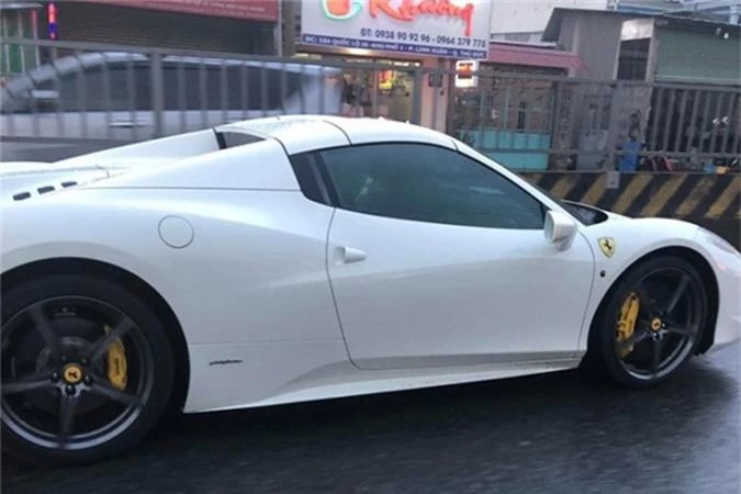 Hot girl Sai Gon tau sieu xe Ferrari 458 Spider bien Lao-Hinh-3