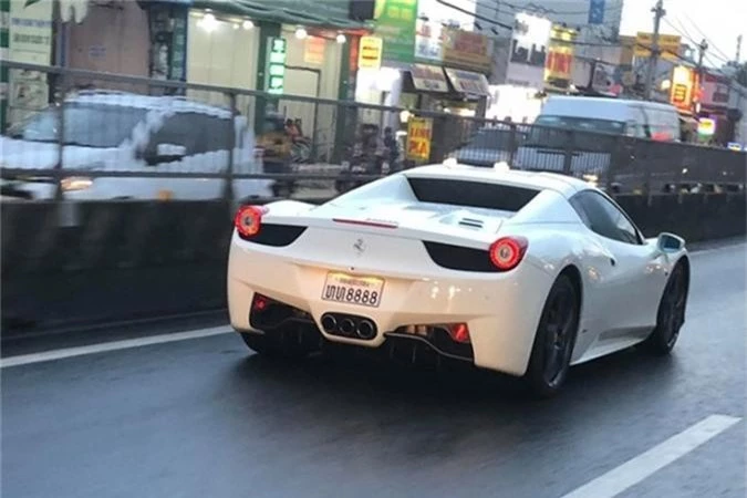 Hot girl Sai Gon tau sieu xe Ferrari 458 Spider bien Lao-Hinh-4