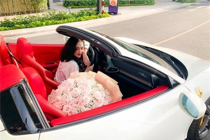 Hot girl Sai Gon tau sieu xe Ferrari 458 Spider bien Lao-Hinh-5