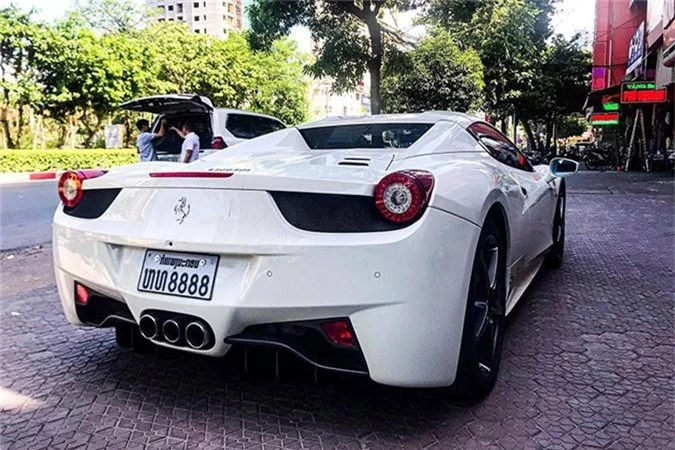 Hot girl Sai Gon tau sieu xe Ferrari 458 Spider bien Lao-Hinh-7