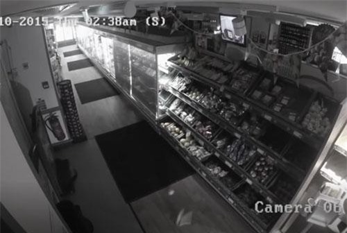 CLIP HOT (20/7): Bóng ma bí ẩn ném đồ giữa siêu thị lúc rạng sáng, Chính phủ Mỹ bị nghi giấu người ngoài hành tinh