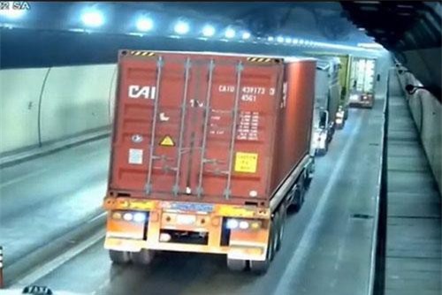 Xác minh đoàn xe vượt ẩu trong hầm Hải Vân