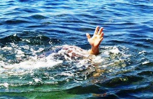 Nghệ An: Người mẹ chết lặng khi phát hiện 2 con nhỏ đuối nước dưới ao