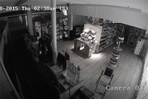 CLIP: ‘Ớn lạnh’ bóng ma bí ẩn ném đồ giữa siêu thị