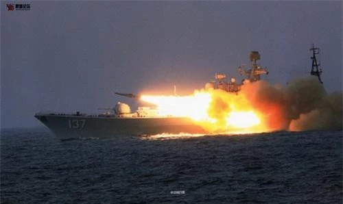 Tên lửa 3M80 Moskit được phóng đi từ khu trục hạm Phúc Châu số hiệu 137 thuộc lớp Sovremenny của Hải quân Trung Quốc. Ảnh: 81.cn.