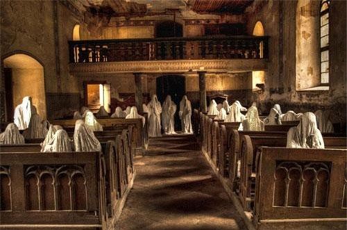 CLIP: Câu chuyện rùng rợn về nhà thờ chỉ có 'bóng ma' cầu nguyện ở Cộng hòa Czech