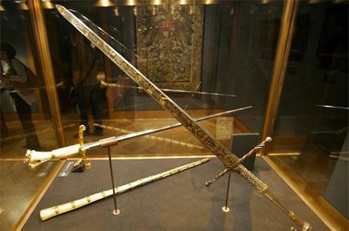 Kiếm dài là loại vũ khí nổi tiếng tại châu Âu thời Trung cổ. Nó được sử dụng rộng rãi trong khoảng thời gian từ thế kỷ 14 - 16.