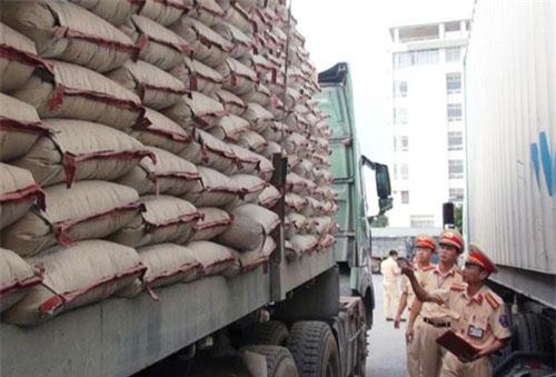 Thanh Hóa: Xe rơ mooc chở quá tải trọng 200% lao vào tổ CSGT rồi bỏ chạy