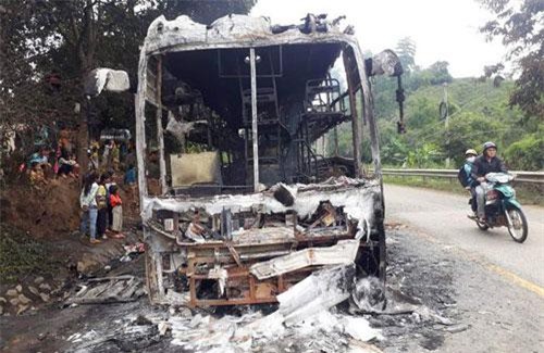 Kon Tum: Xe khách cháy trơ khung trên đèo, hàng chục hành khách thoát nạn