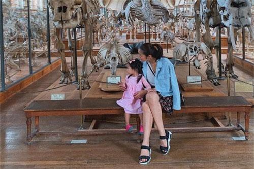 Hà Tăng thoải mái đăng ảnh chính diện, công khai gần hết gương mặt đáng yêu của con gái nhỏ Chloe