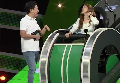 Trường Giang, bạn gái Quang Hải bị "ném đá" thậm tệ sau gameshow