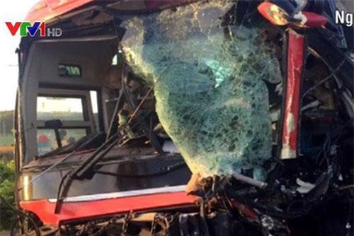 Đà Nẵng: Tai nạn liên hoàn, một lái xe khách thiệt mạng