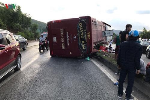 Lật xe khách trên quốc lộ 1A, nhiều người bị thương