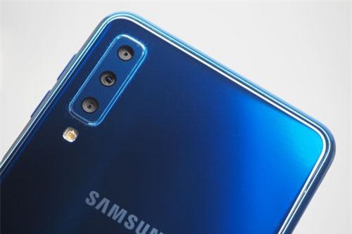Smartphone 3 camera sau của Samsung giảm giá mạnh tại Việt Nam