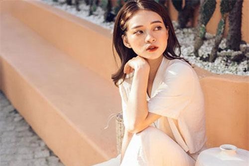 Chuyển từ nhí nhảnh sang diễn 'deep', hot girl World Cup hút 'cả rổ' fan