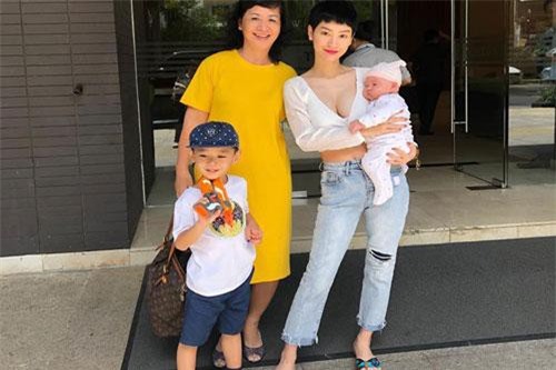 Ngực chảy xệ sau sinh nhưng bù lại Trà My Idol lại có vòng eo như chưa từng sinh nở