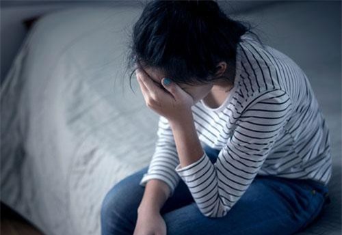 Thấy hàng xóm trêu chọc sàm sỡ vợ, chồng tôi chỉ khúm núm đứng sau, tôi vừa ức vừa giận cho tới khi biết được sự thật động trời phía sau