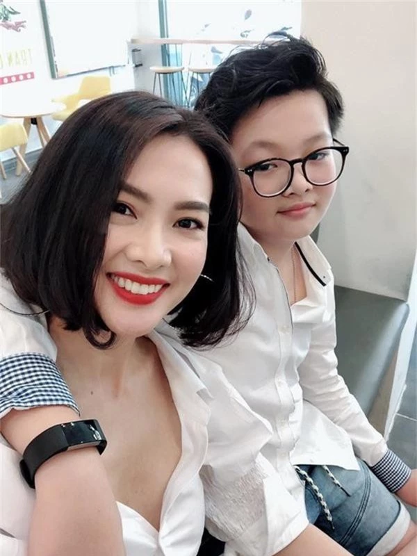  Anh Thư và con trai. 