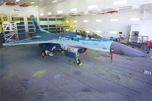 Hé lộ lý do Không quân Mỹ sơn chiến đấu cơ F-16 "trá hình" Su-57 Nga