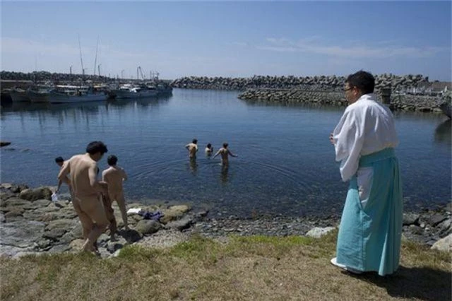 Du khách nam thực hiện nghi lễ tắm misogi để tẩy uế trước khi vào thăm đền thờ