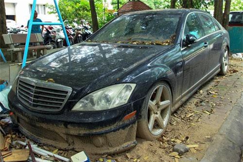 Xe sang Mercedes-Benz S63 AMG nằm phủ bụi ở Hà Nội